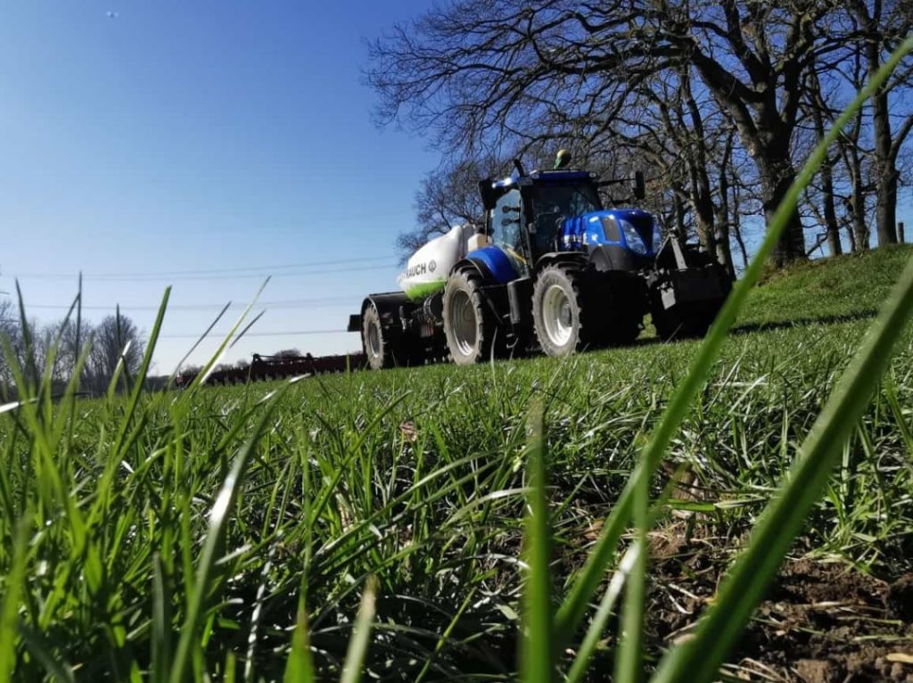 New Holland T7.210 AC mit Duport Liquilizer