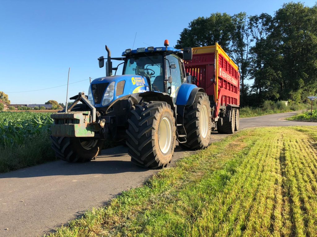 New Holland T7050 mit Schuitemaker Rapid 6600