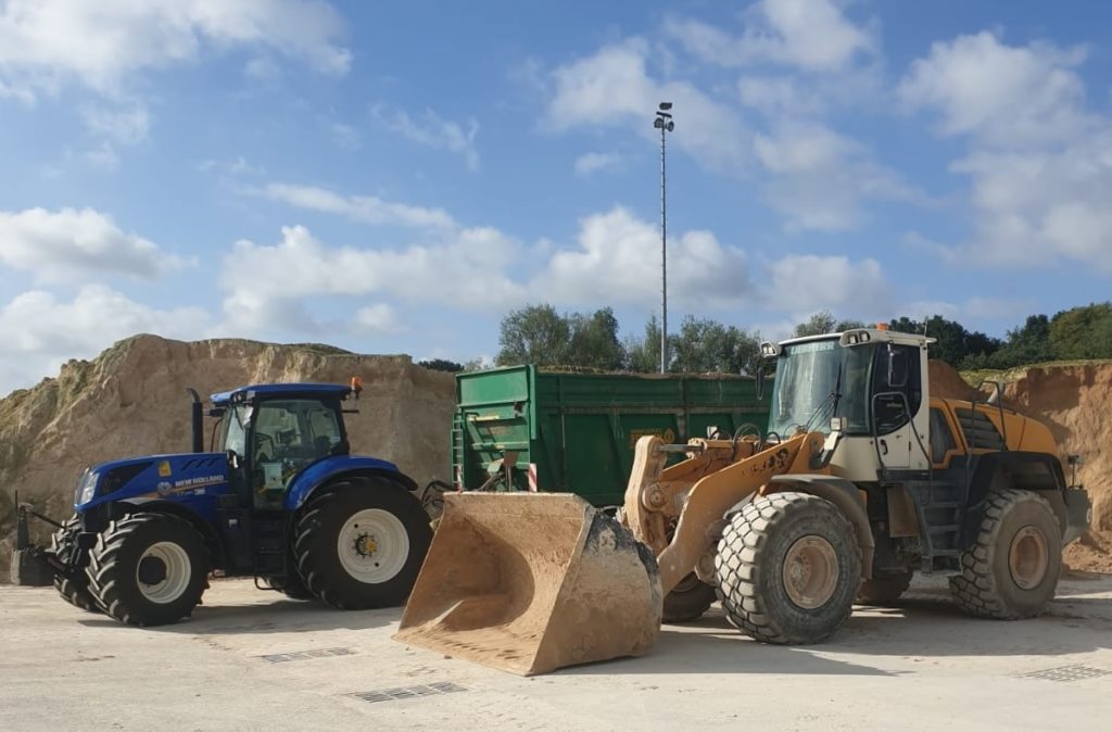 New Holland T7.260 mit Tebbe-Streuer HS220-2