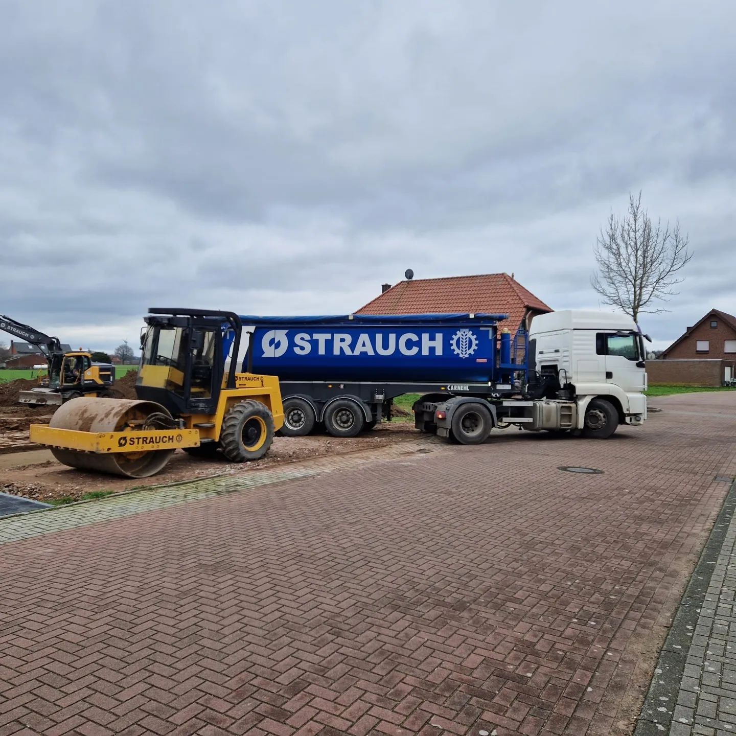 Neues Jahr ➡️ Neue Baustelle 👷🏻🚛
#transportarbeiten #transport #schüttgüter #baggerarbeiten #walzenzug #walze #lkw #lastkraftwagen #kippauflieger #carnehl #bomag #baustelle #mansattelzug #bagger #volvoew160e #agrarservicestrauch #lohnunternehmen #teamstrauch #lustrauch #rees #millingen #kreiskleve #Isselburg #kreisborken #johannssjanssengmbh #kalkar #kreiskleve #agrar