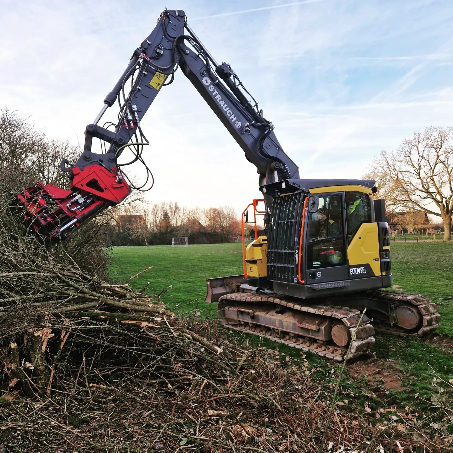Gehölzpflege 🌳
Unser Kettenbagger Volvo ECR145EL mit dem Schnitt-Griffy ist fleißig im Einsatz 🚨
Bis zum 28.02.2023 dürfen noch Bäume gefället, sowie Hecken und Sträucher geschnitten werden. Wir sind und bleiben bis dahin fleißig im Einsatz👷🏻
#volvoecr145el #volvo #erc145el #raupenbagger #baggerarbeiten #bagger #kettenbagger #gehölzpflege #schnittgriffy #pflege #baumpflege #baumaschine #lohnunternehmen #lustrauch #lohner #agrar #landwirtschaft #aufdemwegzuzufriedenenkunden #ausliebezurlandwirtschaft #agrarservicestrauch #johannesjanssengmbh #kommunalarbeiten #kreisborken #isselburg #kreiskleve #Niedermörmter #rees
