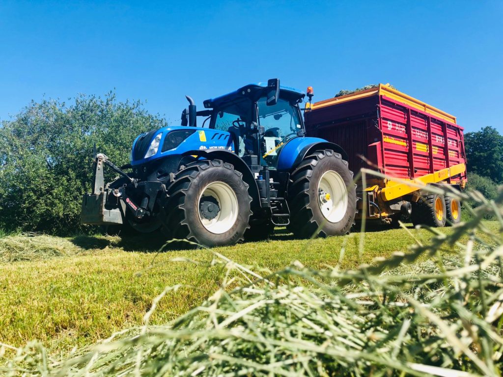 New Holland T7050 mit Schuitemaker Rapid 2000